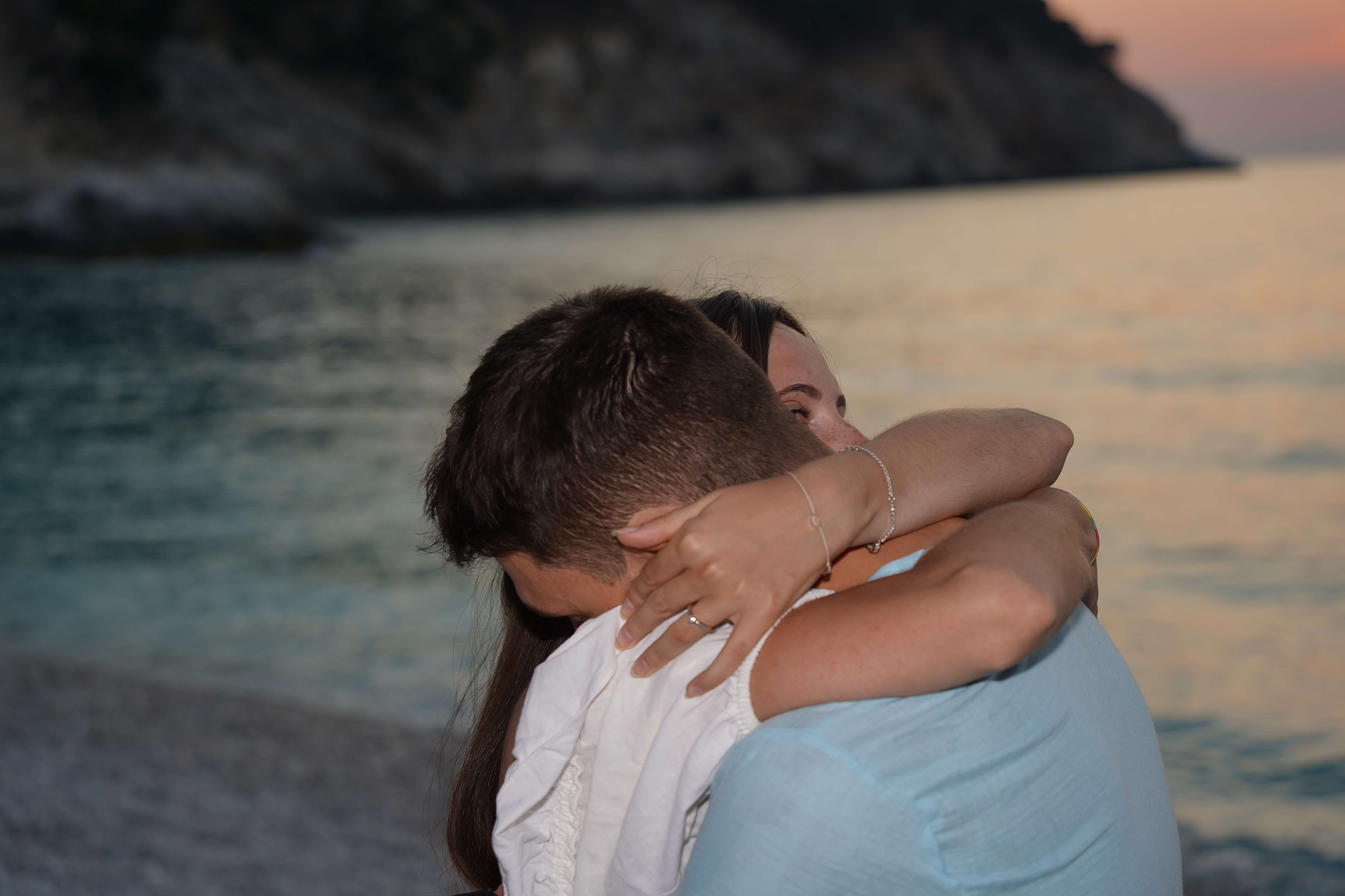 Foto degli sposi che si tengono per mano